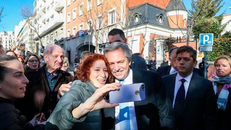 El presidente Alberto Fernández ya está en Madrid.