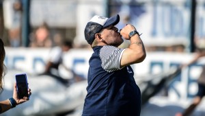 Maradona renovó su contrato en Gimnasia