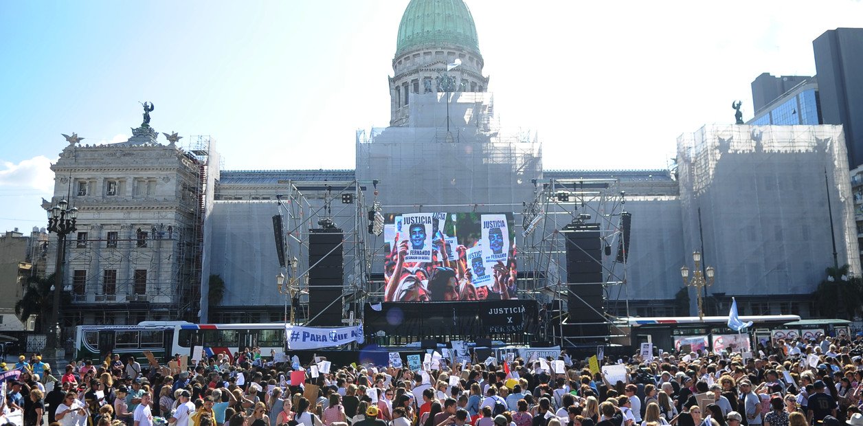 La marcha tiene lugar en la Plaza del Congreso. (Foto gentileza Clarín)