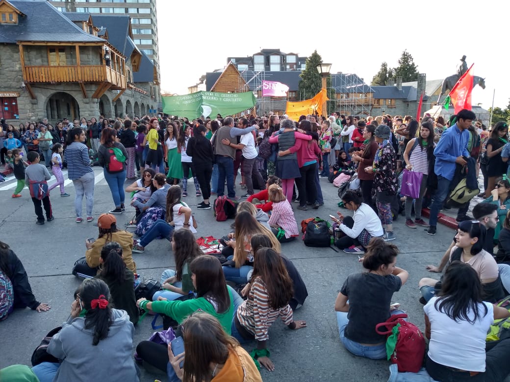 Cientos de mujeres se movilizaron esta tarde de miércoles en el centro de Bariloche a favor del aborto legal y seguro. (Foto Agencia Bariloche)