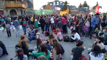 Cientos de mujeres se movilizaron esta tarde de miércoles en el centro de Bariloche a favor del aborto legal y seguro. (Foto Agencia Bariloche)