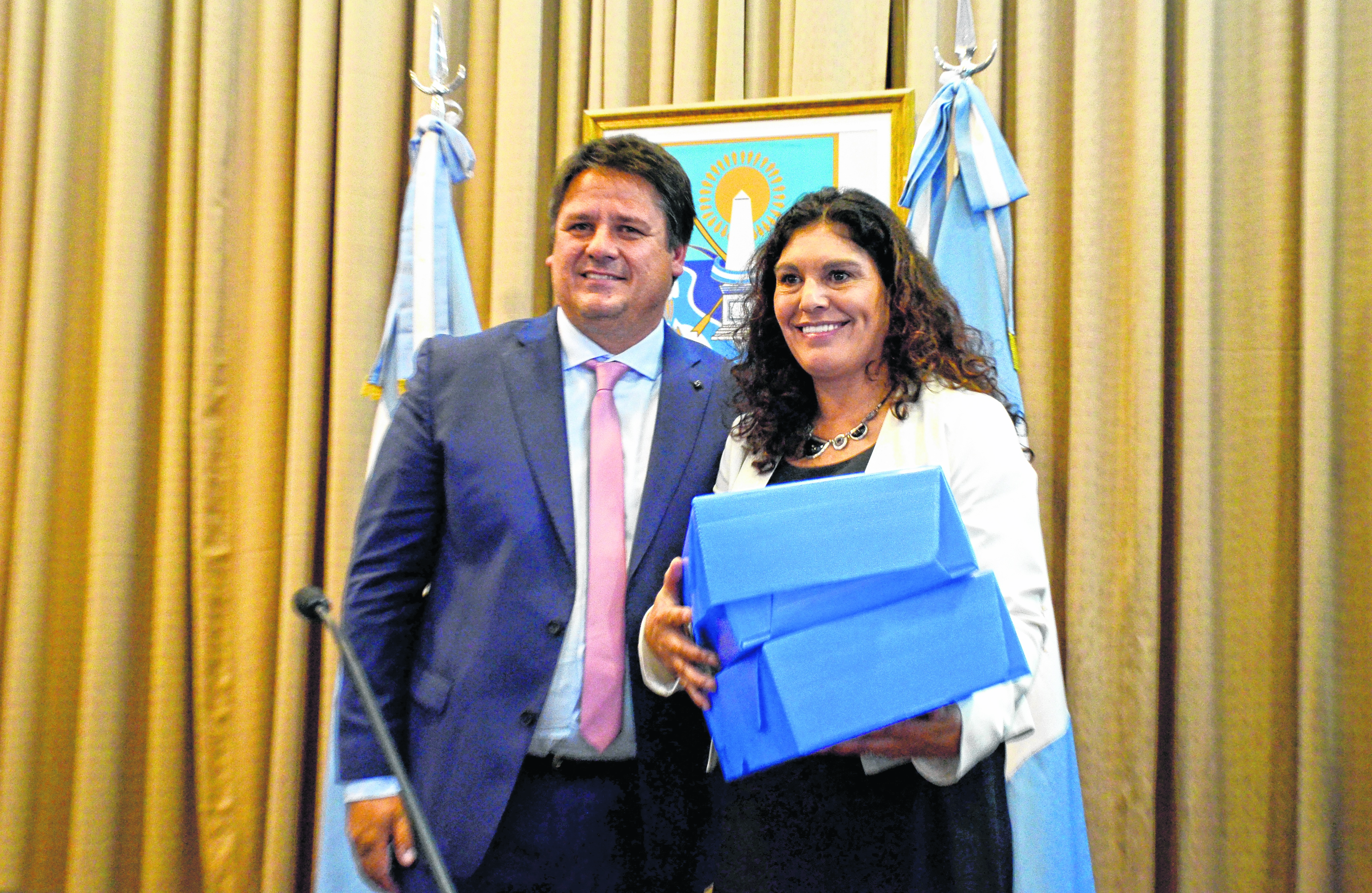 La presidenta del Concejo Deliberante, ClaudiaArgumero, recibió los primeros proyectos de ordenanza del intendente capitalino. Uno de ellos es el boleto gratuito. (FOTO: Mauro Pérez)