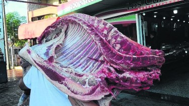 Una media res oscila entre 100 y 150 kilos, ese peso provoca lesiones severas en los operarios. Foto: archivo