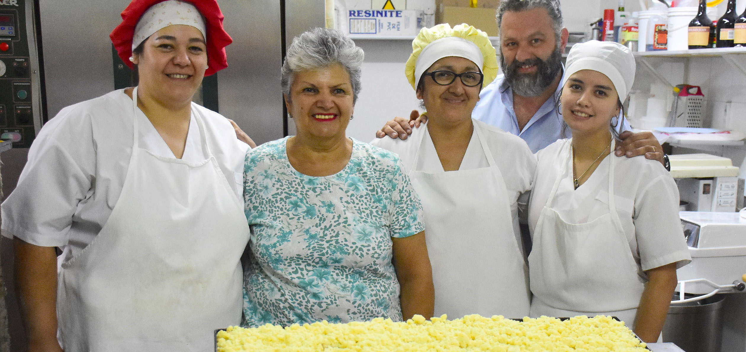 Las pasteleras a cargo de la tarta y los propietarios de Panaderías Mónica, emprendimiento familiar que cumple 60 años en el Alto Valle. (Foto Emiliana Cantera)