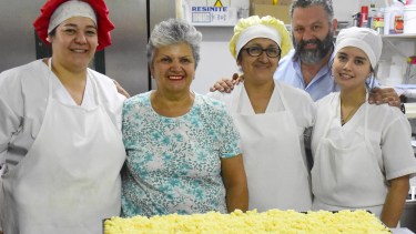 Las pasteleras a cargo de la tarta y los propietarios de Panaderías Mónica, emprendimiento familiar que cumple 60 años en el Alto Valle. (Foto Emiliana Cantera)