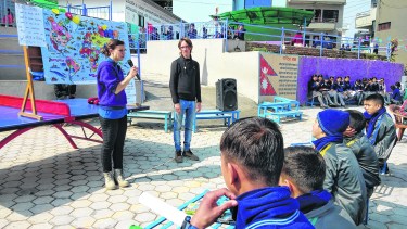 Martina Lahmann y Cristian González en una de las capacitaciones a los chicos nepaleses. Foto: gentileza