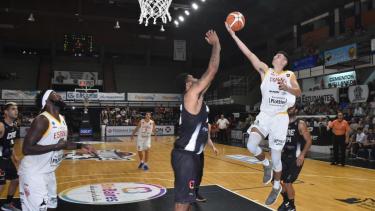 Pérez Tapia volvió a ser clave y terminó como goleador en Olavarría con 19 puntos. 