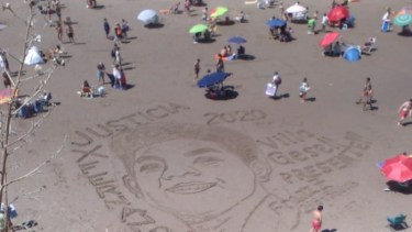 Muchos turistas captaron la imagen de la primera bajada y se sumaron al reclamo de justicia por el crimen de Fernando Báez Sosa. (foto: gentileza)