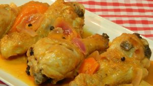 Pollo en escabeche, una receta para hacer hoy y comer el finde