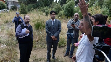 Los ocupantes explicaron al fiscal Tomás Soto y al fiscal adjunto Gerardo Miranda que hay necesidad de acceder a un lote. (Foto: Alfredo Leiva)