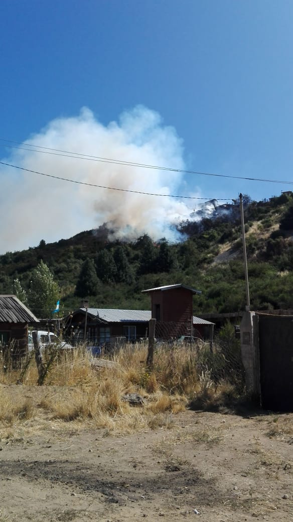 El fuego comenzó alrededor de las 14 de este domingo en la zona de la Barda del Ñireco de Bariloche y está cerca de viviendas. (foto de archivo)
