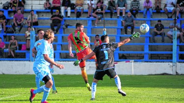 El equipo naranja se hizo fuerte el domingo en el estadio municipal y logró una merecida victoria sobre Alianza de Cutral Co. Foto: archivo