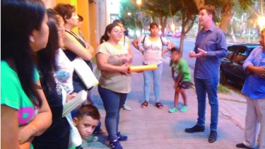 Padres de alumnos de la escuela 232 se reunieron con el legislador Berros. (Foto gentileza)