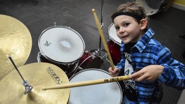 Máximo, el niño que nació con sordera y hoy sueña con ser baterista