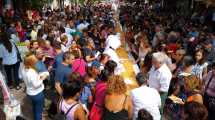 Imagen de La tarta de manzana de 60 metros que compartieron 2.500 roquenses