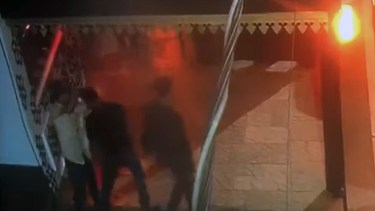 Dos de los 10 rugbiers acusados de matar a Fernando Báez se abrazan luego del crimen. (Foto: Captura)