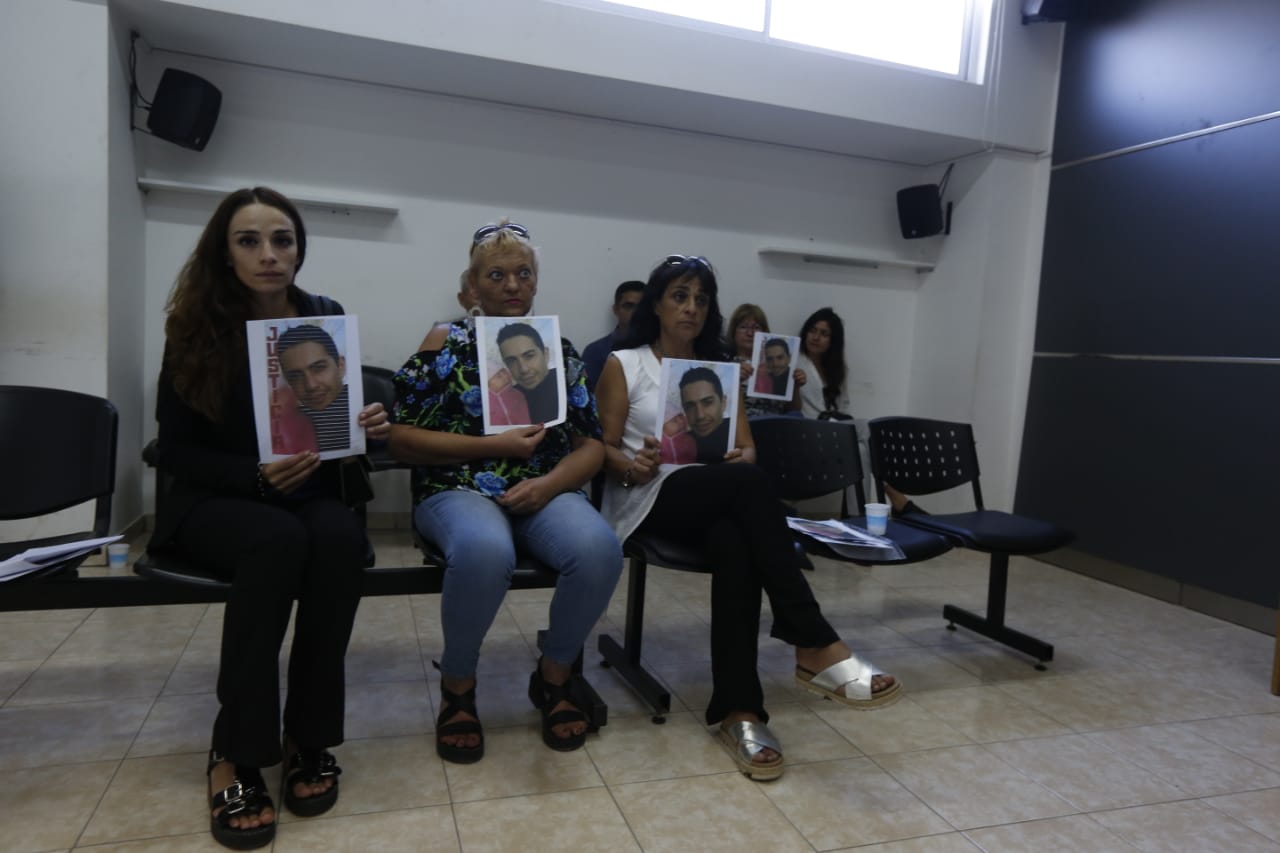 Familiares de Santiago Sagredo en la sala 1 del edificio judicial. Foto: Juan Thomes. 