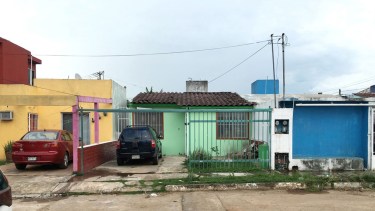 La casa original. Los techos inclinados planteaban un desafío a la hora de construir hacia arriba.