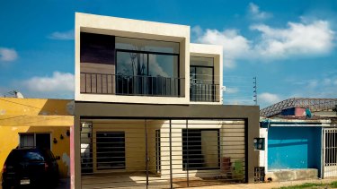 La nueva fachada. Grandes ventanales reemplazaron a los anteriores y sumaron mucha luz natural.