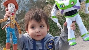 Tahiel se reencontró con sus muñecos.  Foto: Facebook Sanmartininforma.gob.ar