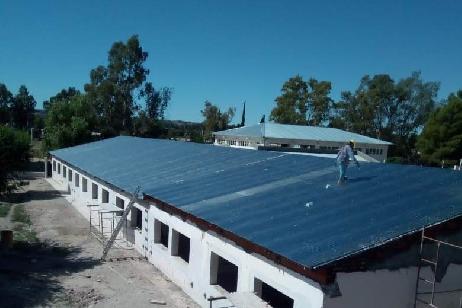 Terminaron de colocar el techo en la escuela 232 de Huergo. (Foto gentileza)