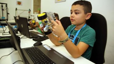 Despertar la autoestima científica en los chicos, piden a padres y docentes