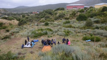 Las familias de la toma del zanjón del barrio Omega aún permanecen en ese predio. Foto Archivo: Marcelo Martinez