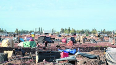 De a poco se fueron levantando precarias casillas. Según datos de delegados, el número de familias ascendió a dos mil. (FOTO: Mauro Pérez)