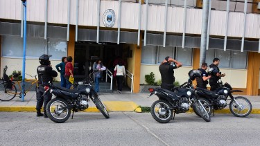 Personal de la Comisaría Tercera llegó hasta el lugar para intervenir en la disputa. (foto: César Izza)