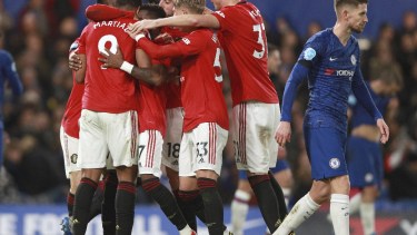 Manchester United le ganó a Chelsea con dos goles de cabeza