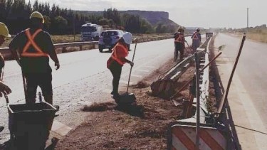 Uocra limpia la ruta 22 entre Regina y Godoy
