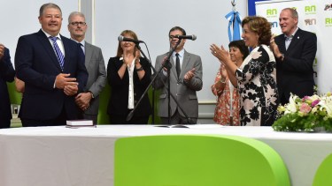 La gobernadora Arabela Carreras , le toma juramento al Luis Vaisberg como nuevo ministro de Economia. Foto: Marcelo Ochoa