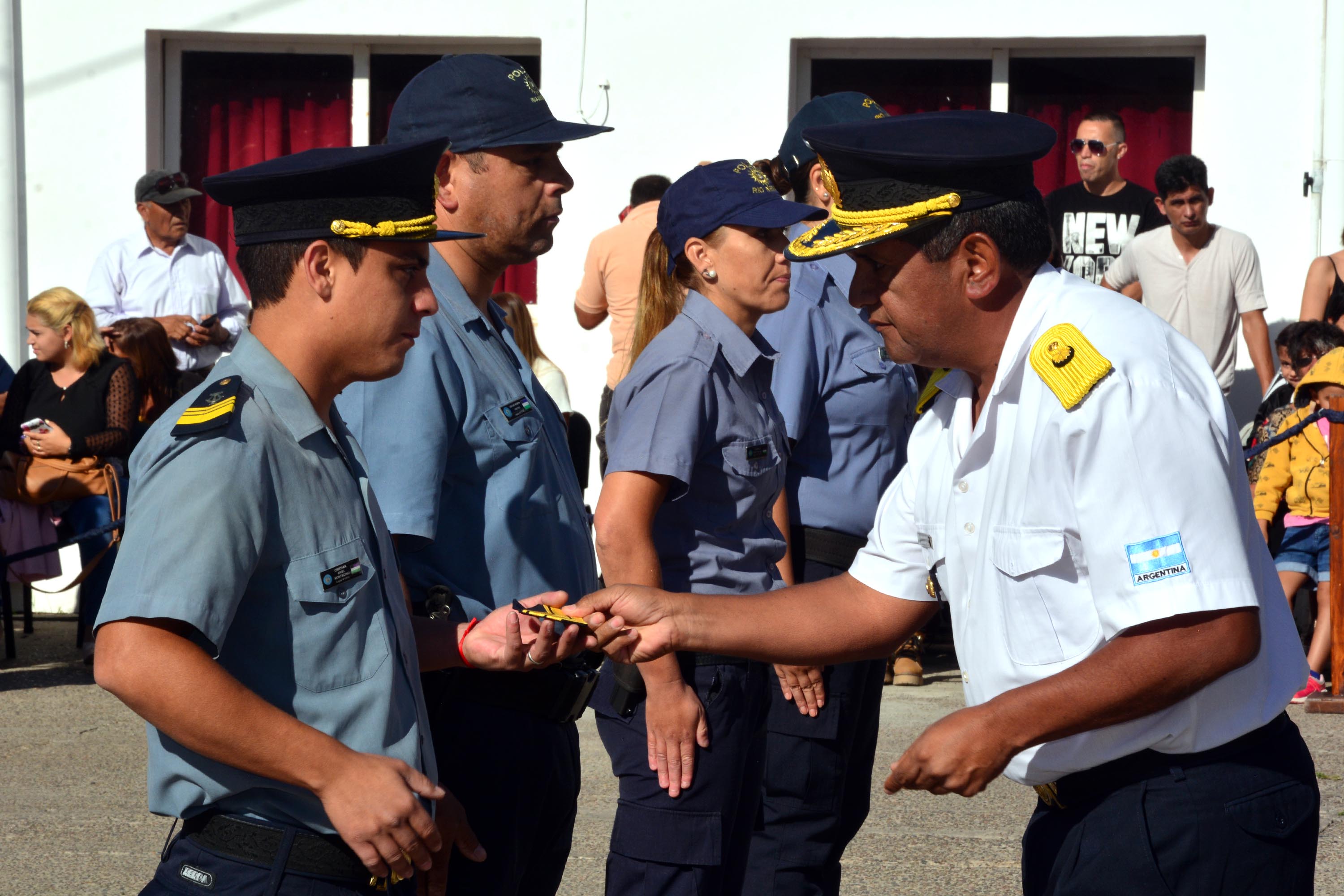 Más de un centenar de policías recibieron sus insignias. Foto: Marcelo Ochoa