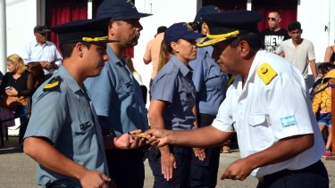 Más de un centenar de policías recibieron sus insignias. Foto: Marcelo Ochoa