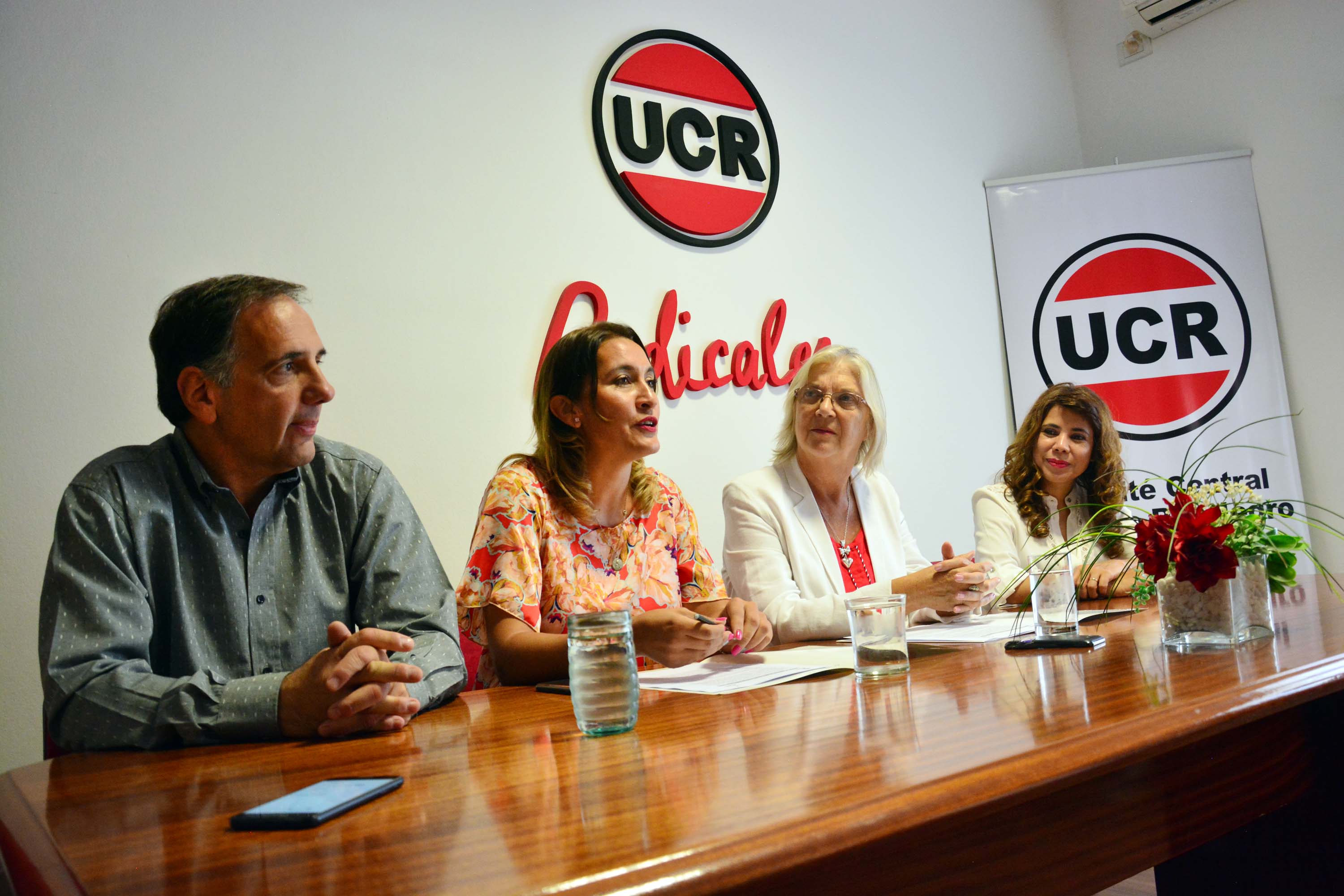 La presidenta de la UCR rionegrina, Lorena Matzen, firmó un convenio de capacitacion con la fundacion Alem. Foto: Marcelo Ochoa.