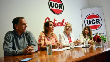 La presidenta de la UCR rionegrina, Lorena Matzen, firmó un convenio de capacitacion con la fundacion Alem. Foto: Marcelo Ochoa.