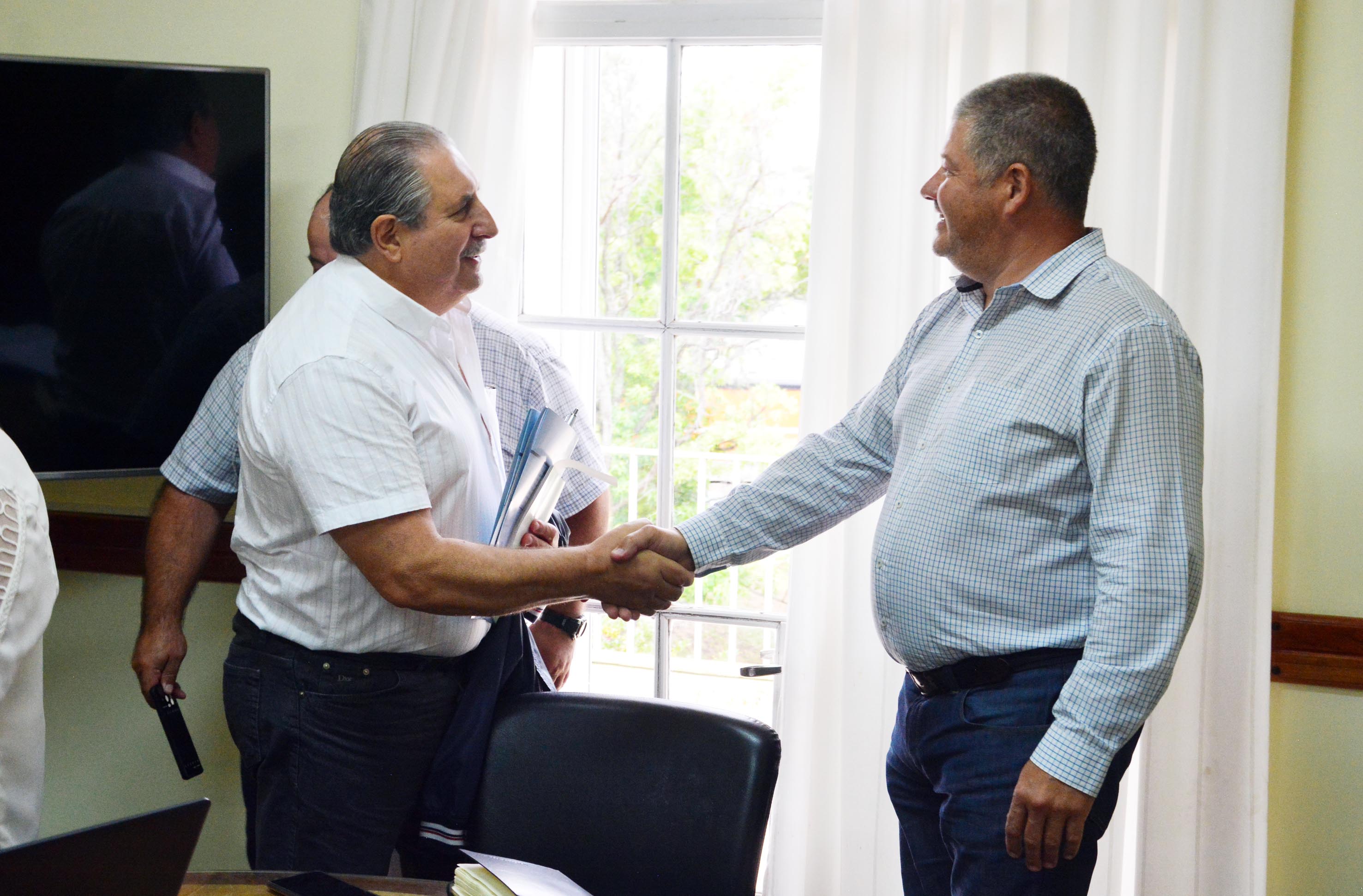 Scalesi se saludo con el flamante ministro de Economía de Río Negro, Luis Vaisberg. Foto: Marcelo Ochoa