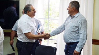 Scalesi se saludo con el flamante ministro de Economía de Río Negro, Luis Vaisberg. Foto: Marcelo Ochoa