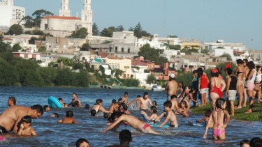 En la costanera de Viedma el paisaje es natural, muy bien cuidado y se pude practicar remo. Foto : Marcelo Ochoa