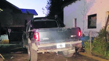 El vehículo con el que presuntamente fue atropellada la mujer que se encuentra hospitalizada. Foto: La Angostura Digital