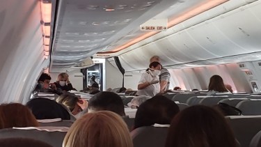 La intervención en el avión de Aerolíneas Argentinas. Foto: gentileza