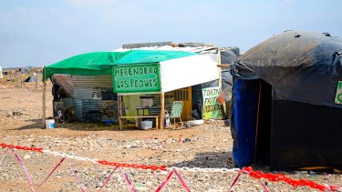 El viento y el calor es lo más duro del clima, dicen desde la ocupación en la meseta. (Foto: Mauro Pérez)