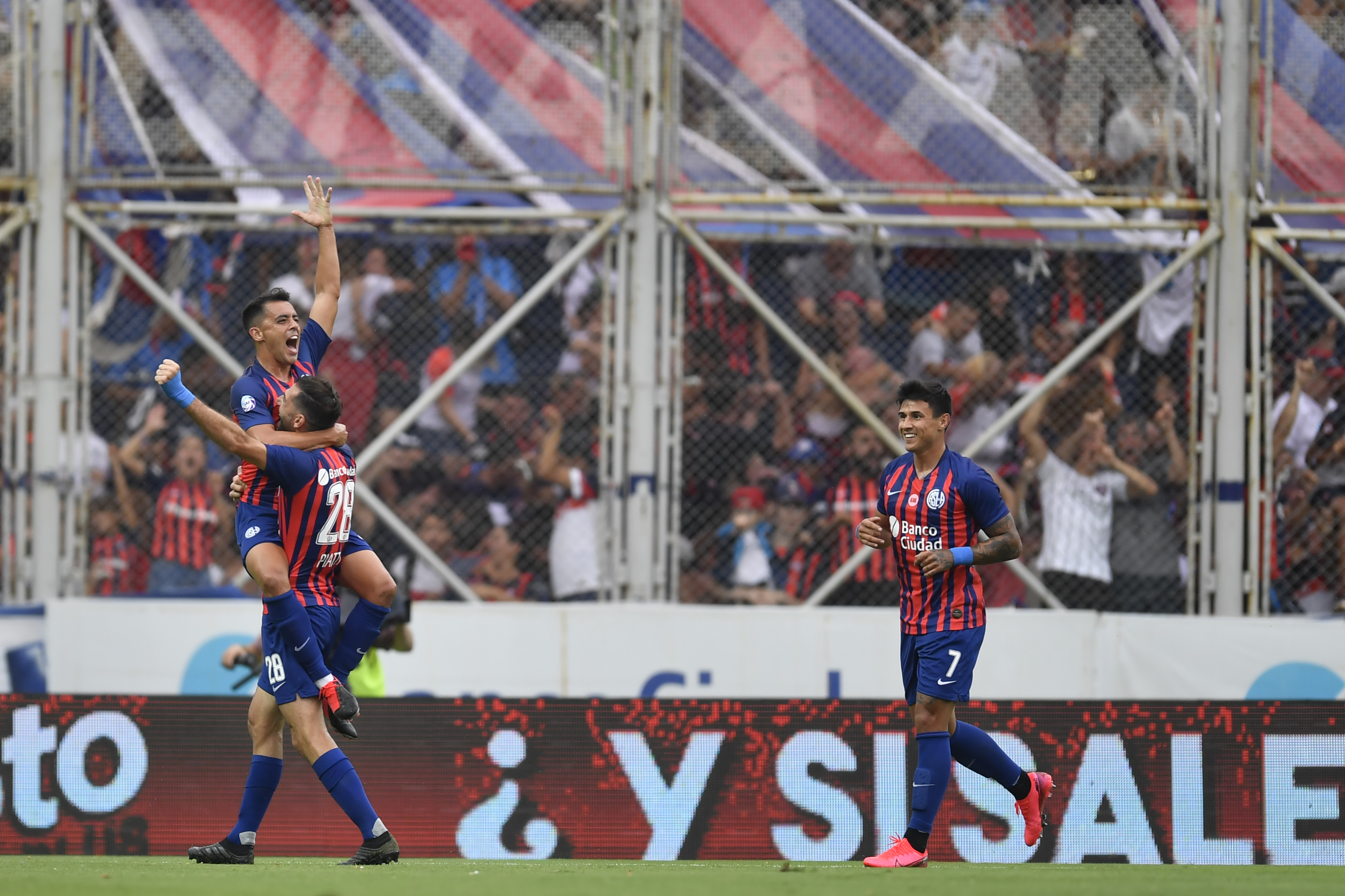 Diego Rodríguez festeja su gol, el primero convertido para San Lorenzo. (Foto/Télam)