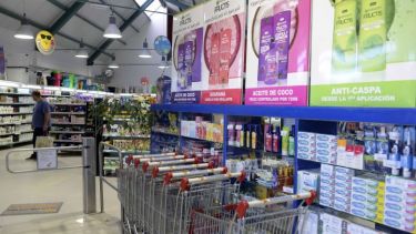 "La gente en su mayoría es comprensiva; otros nos acusan de tener la mercadería retenida”, dicen los comerciantes. Foto: Alfredo Leiva 