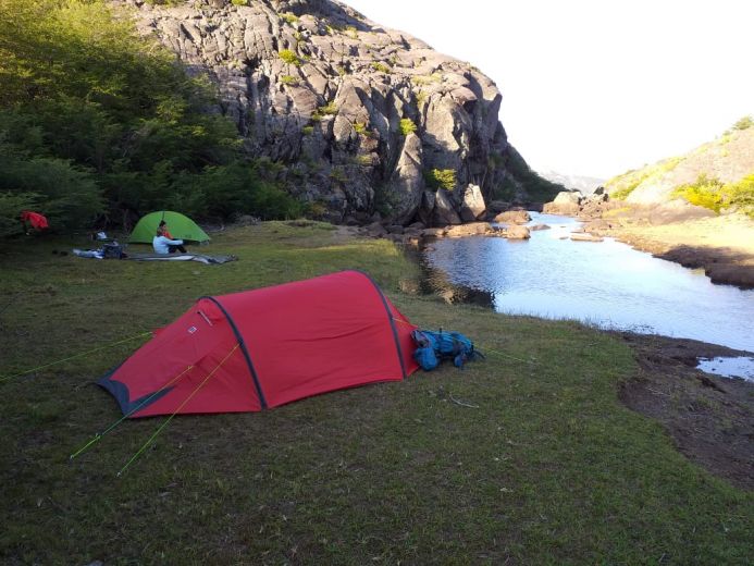 El campamento junto a un arroyo que nace en la laguna Chaquira.  Fotos: Luis Bartani