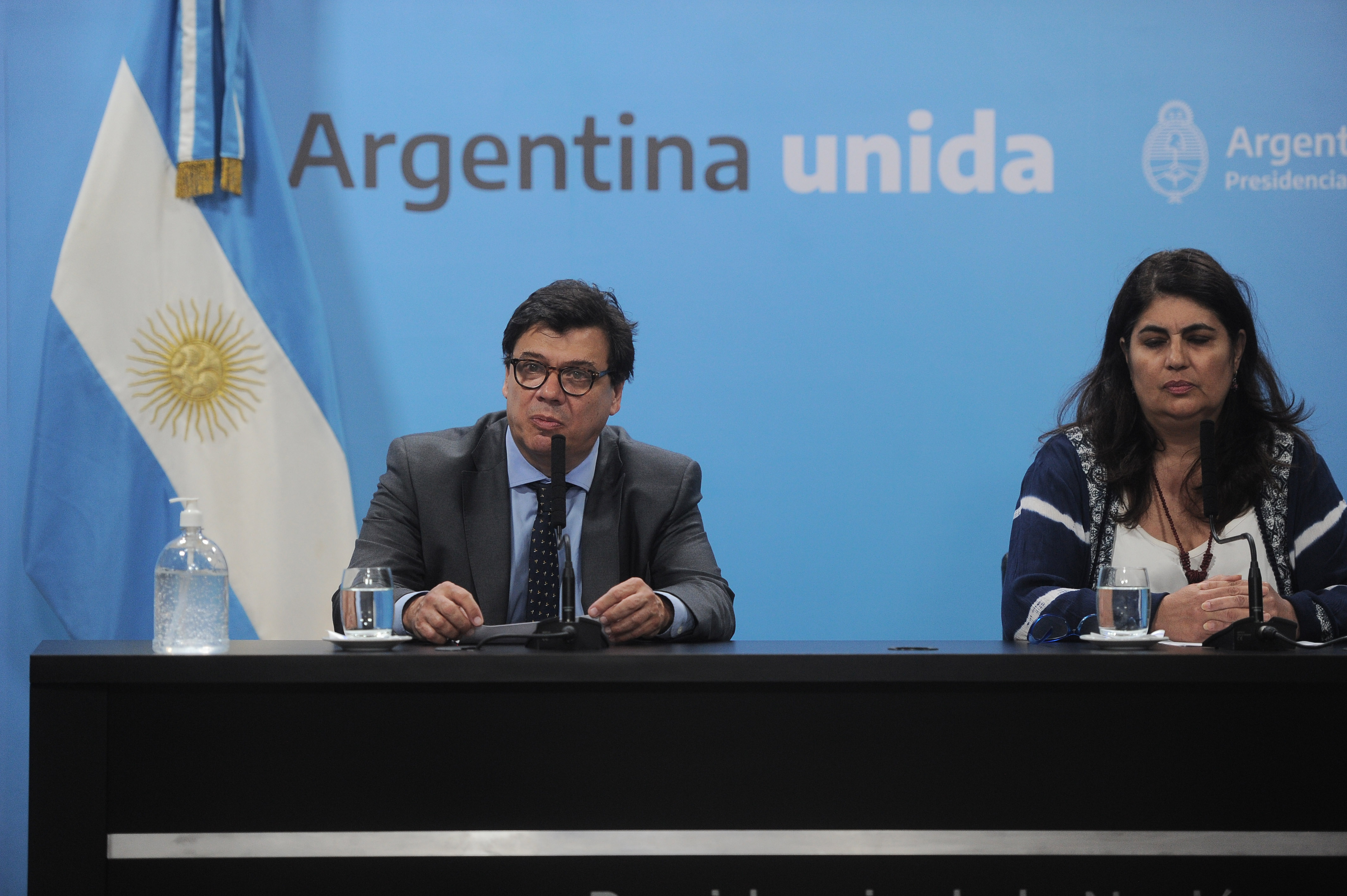 El ministro de Trabajo de la Nación, Claudio Moroni (i.), junto a la secretaria de Gestión y Empleo, Ana Castellani. Foto Télam. 