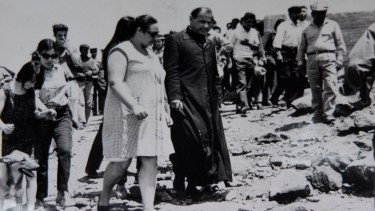 El obispo Jaime De Nevares y Ana Egea (foto archivo Río Negro 1970)