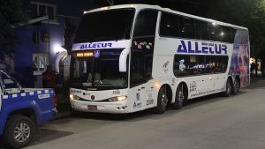 En Villa La Angostura obligaron a un colectivo brasileño a salir del país