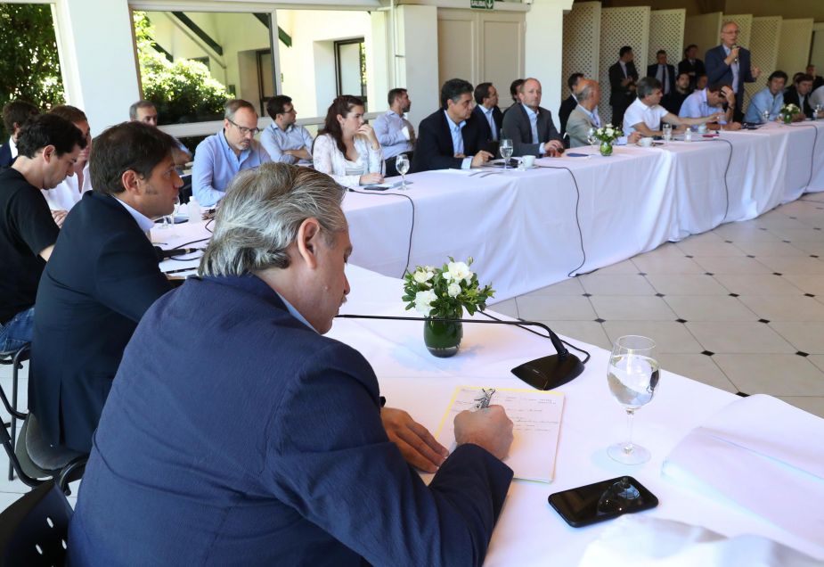 El presidente Alberto Fernàndez, reunido en la quinta de Olivos con intendentes para evaluar el avance de la pandemia del coronavirus. Foto: Presidencia.- 