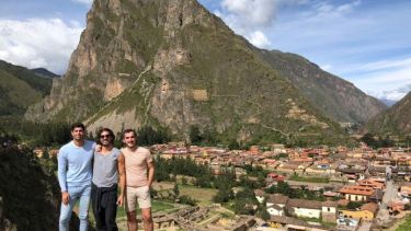 Fabián Martínez,  Ezequiel Schwindt y un amigo de Buenos Aires, Facundo Nadur. Los tres compartieron una excursión antes de la cuarentena. Junto a ellos también están varados Raúl Peralta y Ariela Benatti. Foto gentileza.